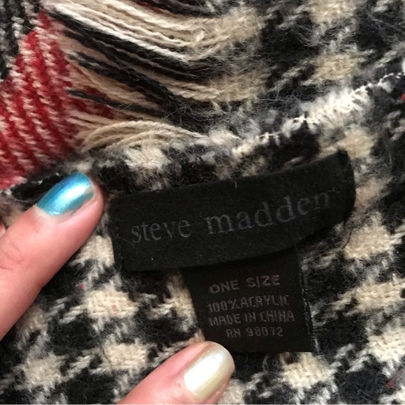 Steve Madden wide houndstooth plaid scarf - Picture 2 of 4